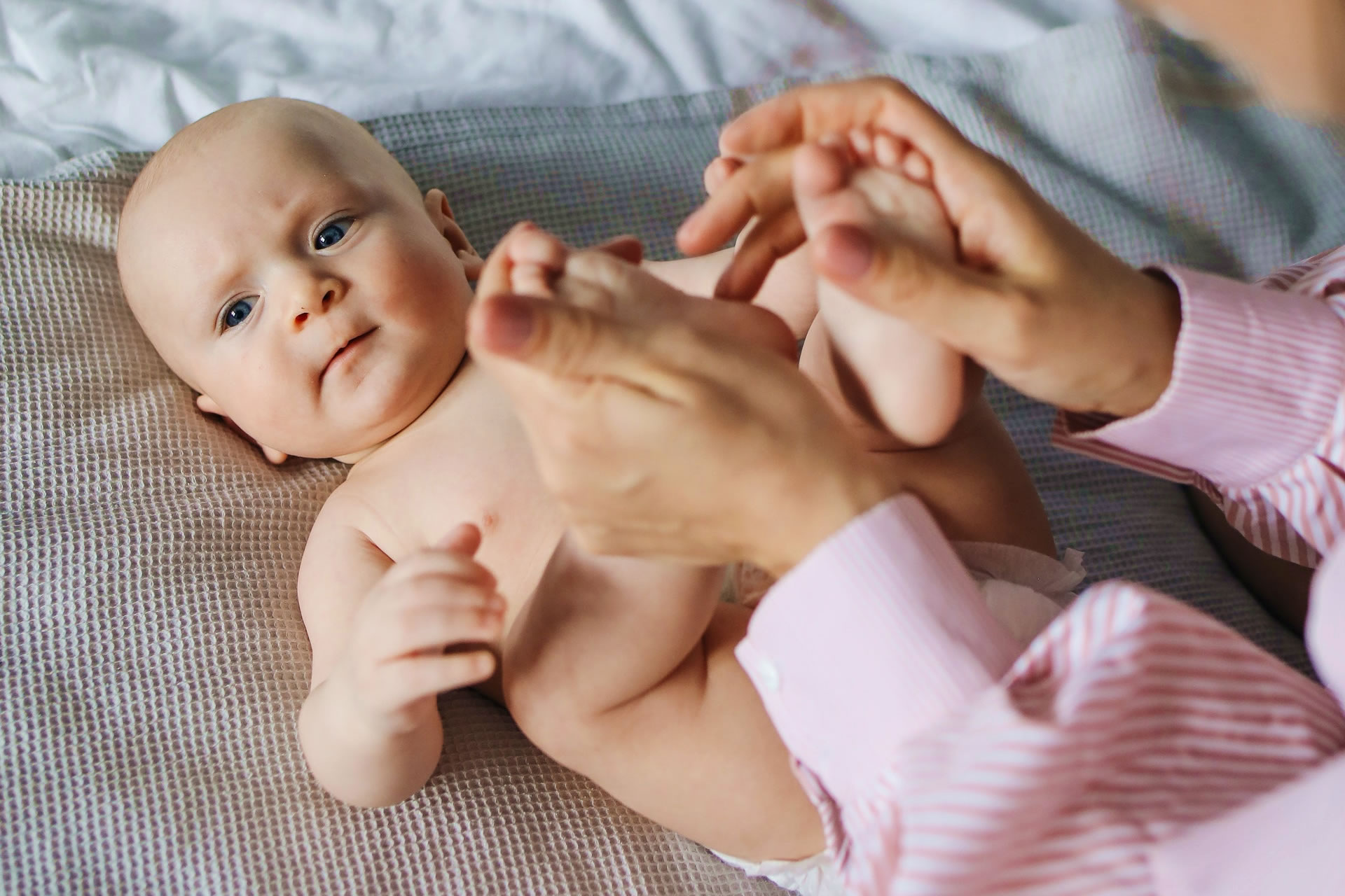 Массаж для новорожденных при дисплазии тазобедренных суставов