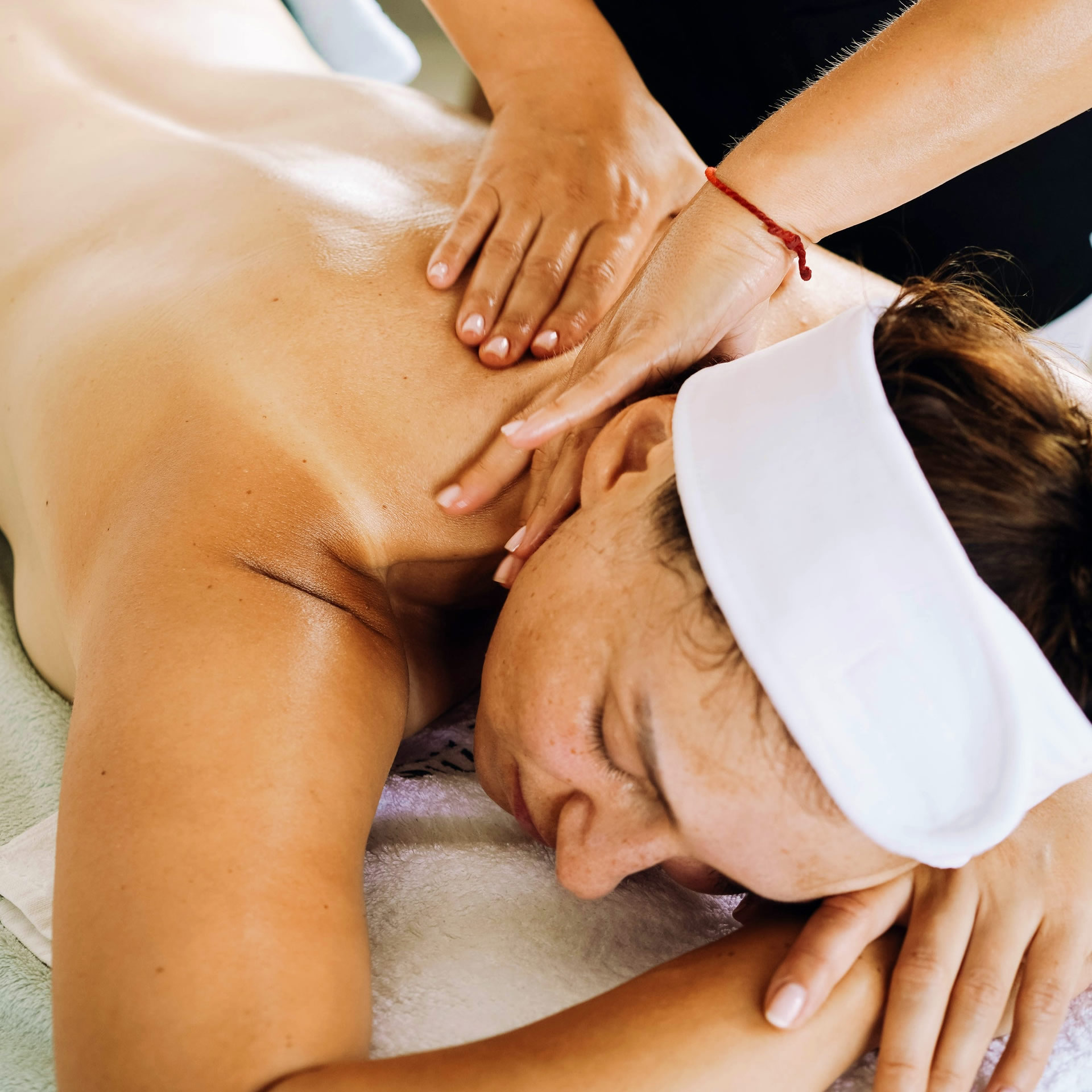 Массаж шейно-воротниковой зоны и головы